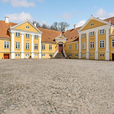 1 Bedroom In Apartment *